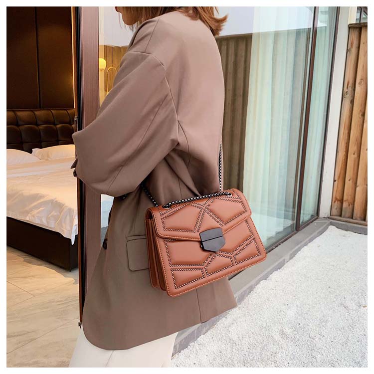 Bolso Bandolera con Tachuelas y Cadena — Acolchado