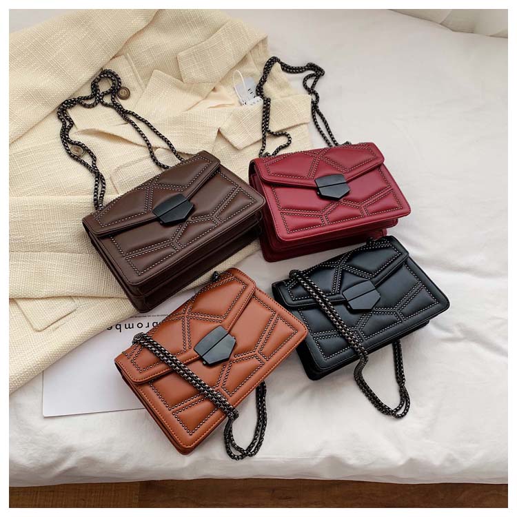 Bolso Bandolera con Tachuelas y Cadena — Acolchado