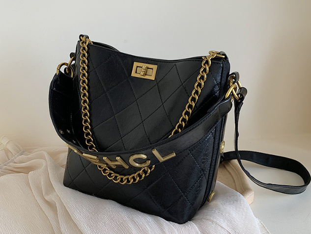 Bolsa Bucket Acolchada con Cadena — Bandolera