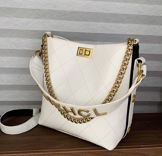 Bolsa Bucket Acolchada con Cadena — Bandolera
