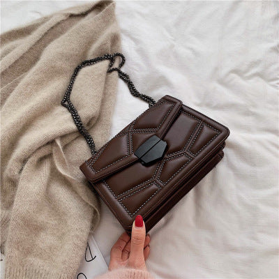 Bolso Bandolera con Tachuelas y Cadena — Acolchado