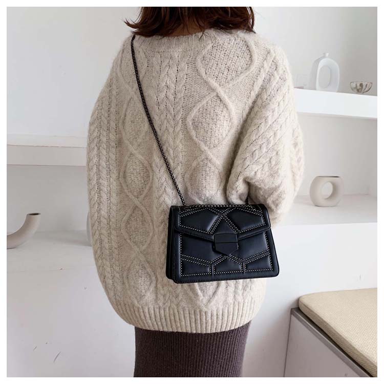 Bolso Bandolera con Tachuelas y Cadena — Acolchado