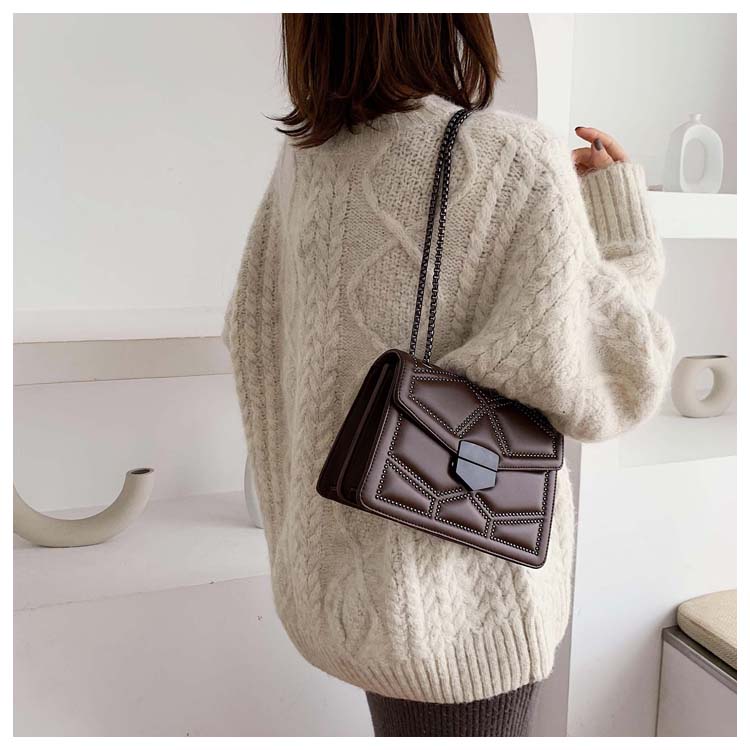 Bolso Bandolera con Tachuelas y Cadena — Acolchado