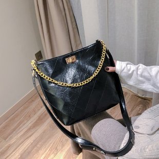 Bolsa Bucket Acolchada con Cadena — Bandolera