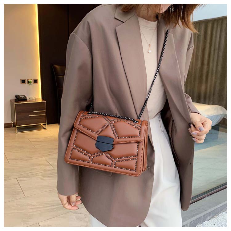 Bolso Bandolera con Tachuelas y Cadena — Acolchado