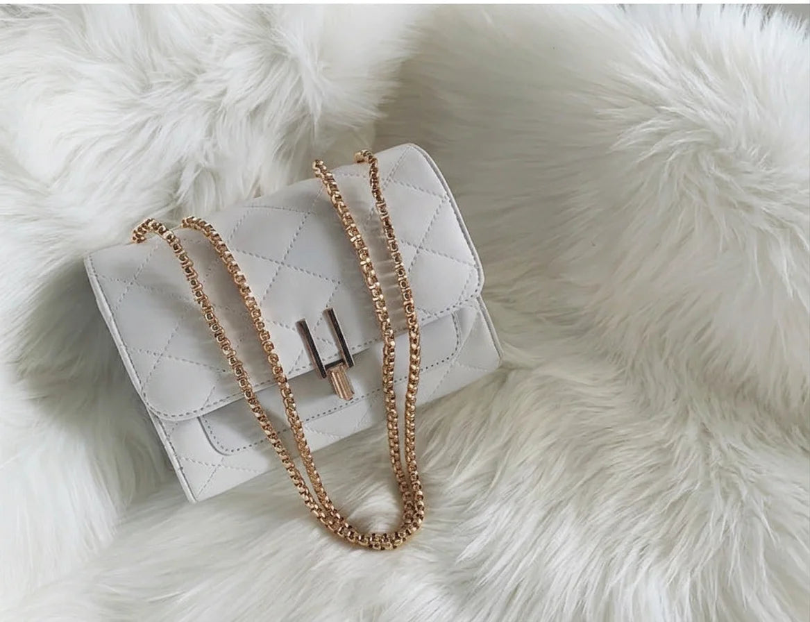 Bolso acolchado blanco con cadena dorada