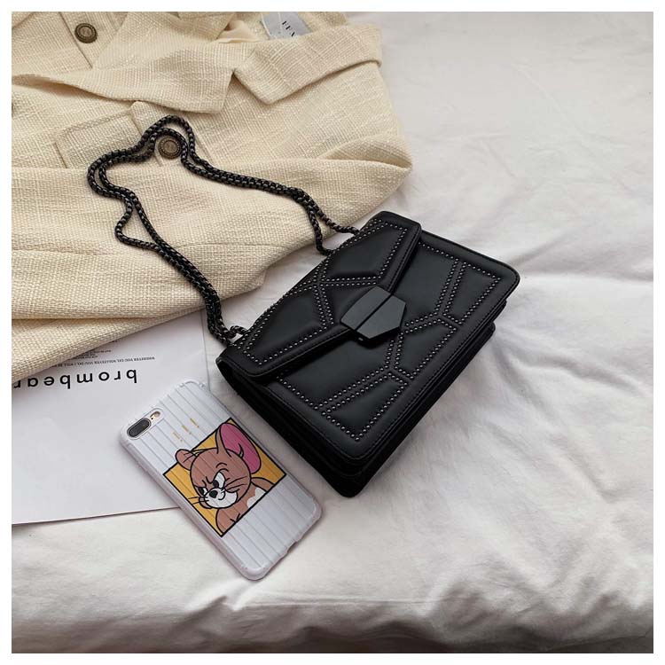 Bolso Bandolera con Tachuelas y Cadena — Acolchado