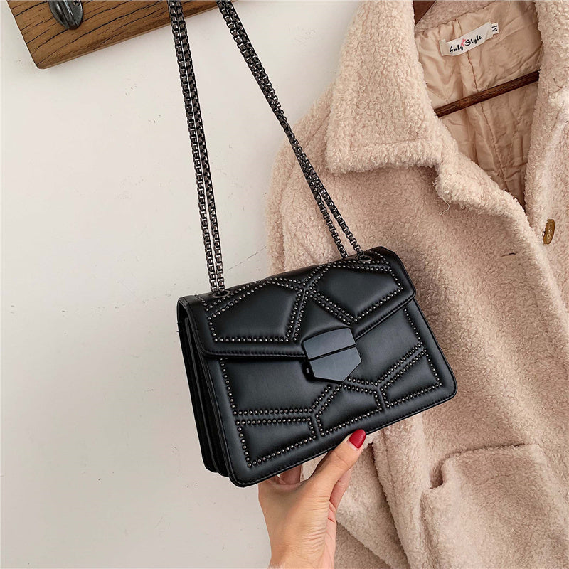 Bolso Bandolera con Tachuelas y Cadena — Acolchado