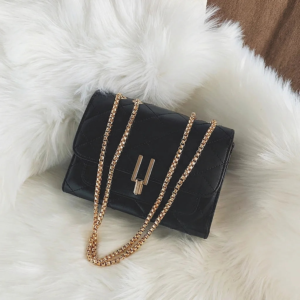 Bolso acolchado negro con cadena dorada