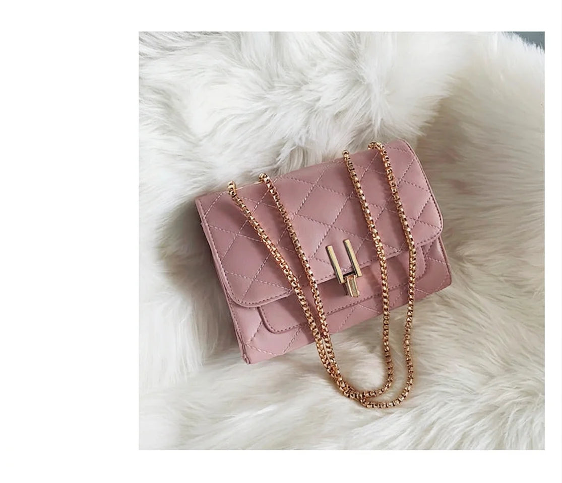 Bolso acolchado rosa con cadena dorada