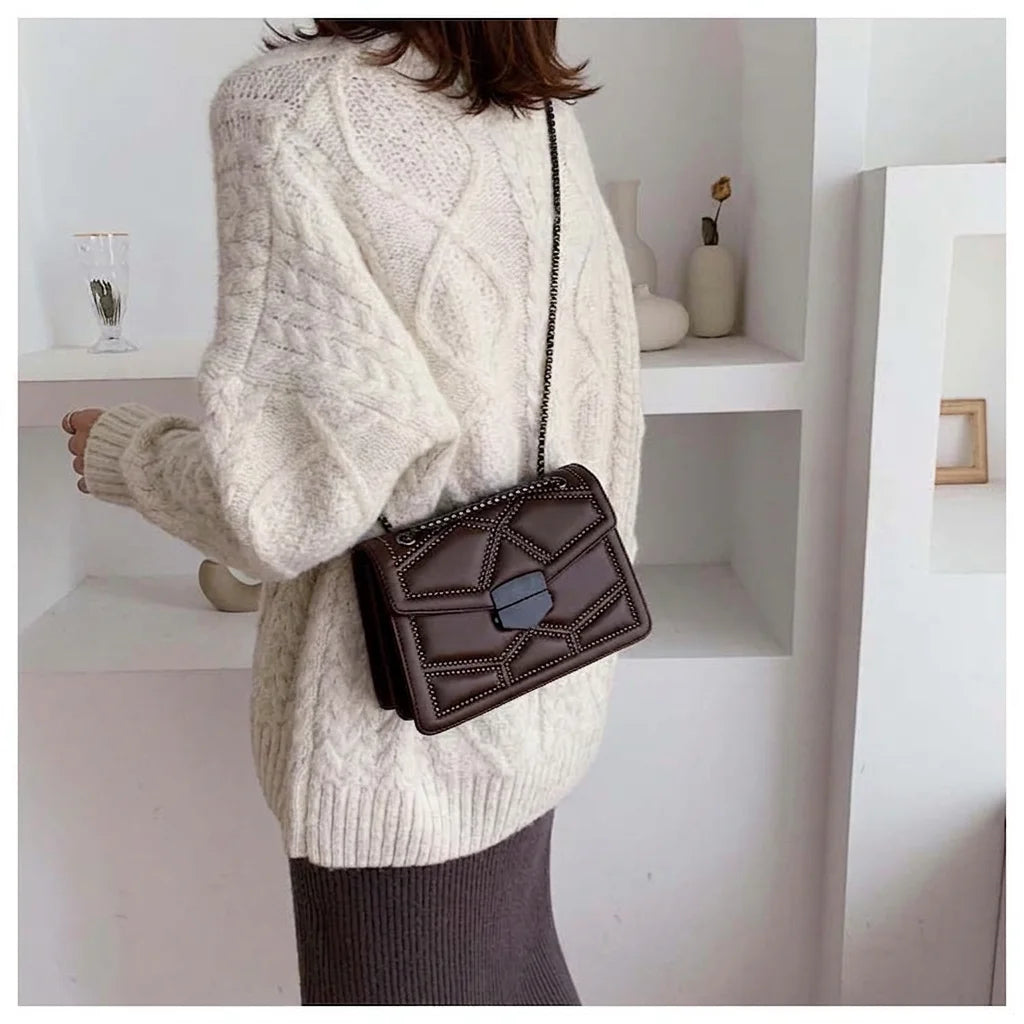 Bolso marron con tachuelas y cadena