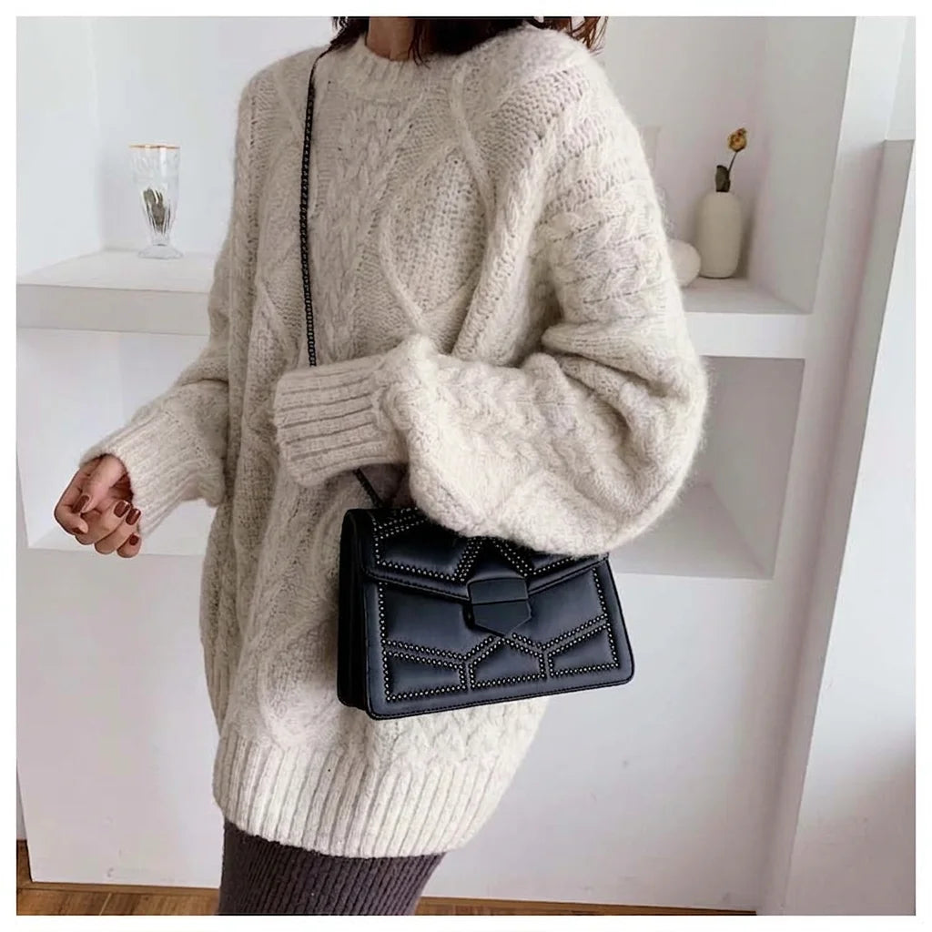 Bolso negro con tachuelas y cadena