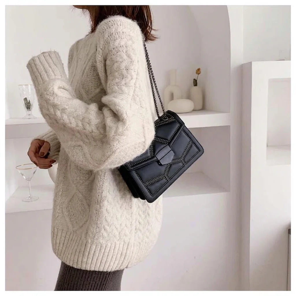 Bolso negro con tachuelas - modelo