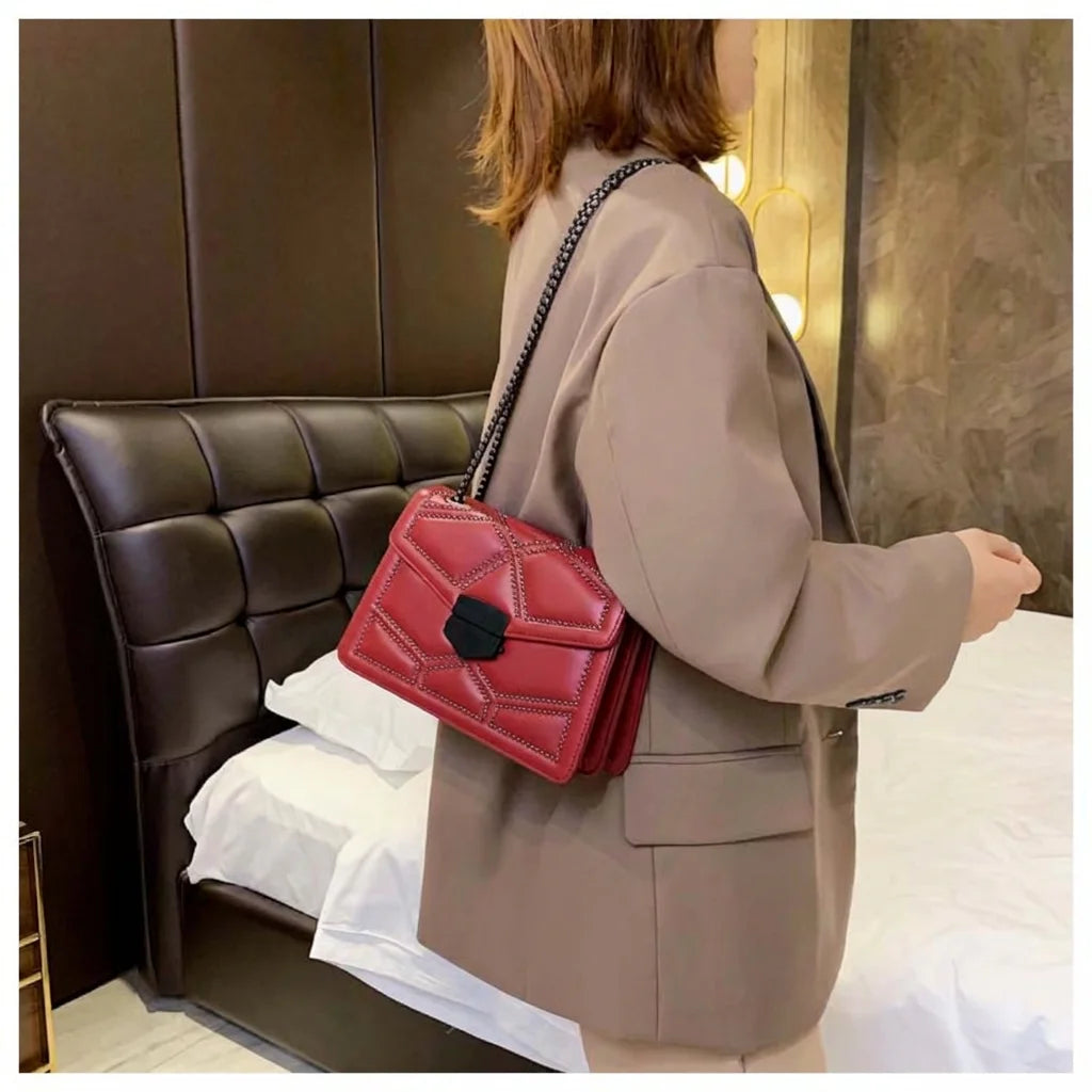Bolso rojo con tachuelas y cadena