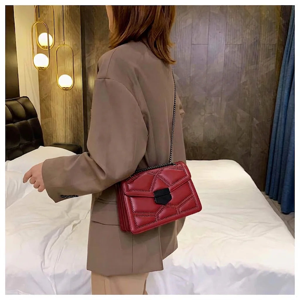Bolso rojo con tachuelas - modelo