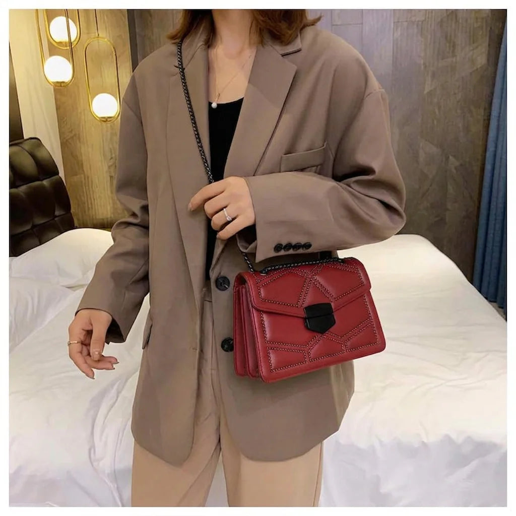 Bolso rojo con tachuelas - detalle
